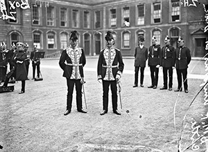 Photo of 2 men in court dress in Dublin Castle with members of Dublin Metropolitan Police